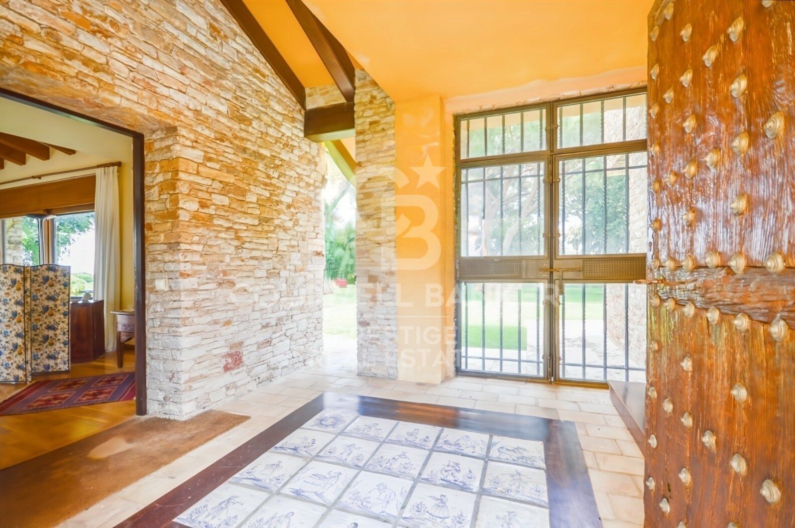 Home with Dual Living Spaces in a Prime Location