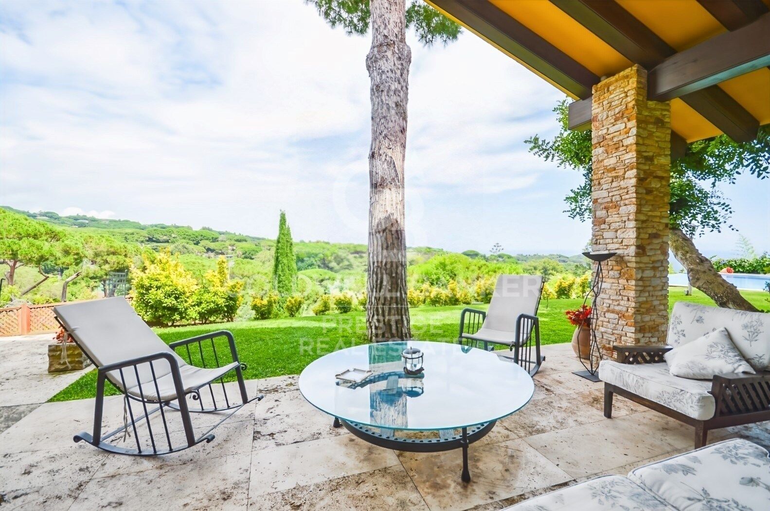 Home with Dual Living Spaces in a Prime Location