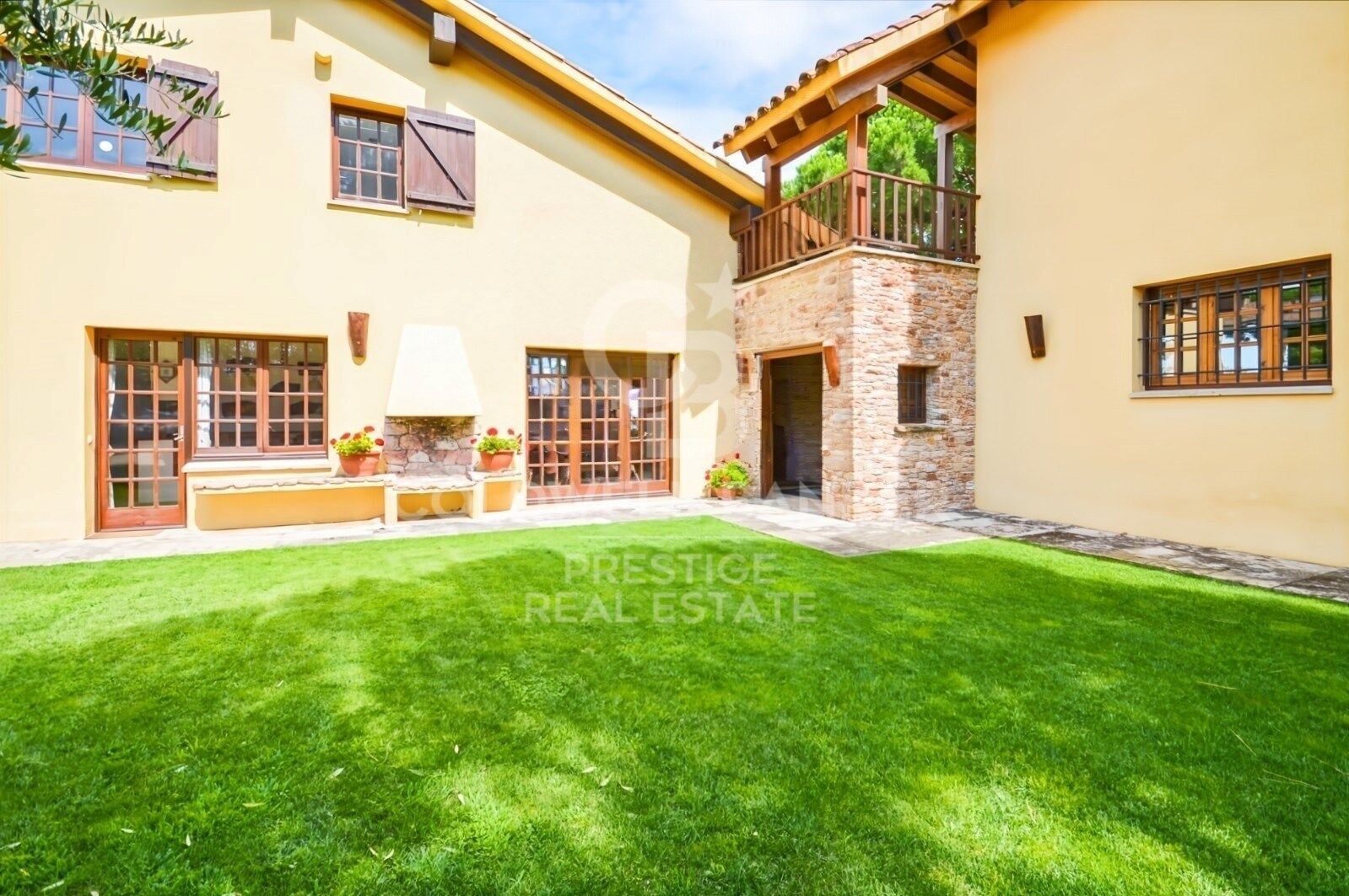 Home with Dual Living Spaces in a Prime Location