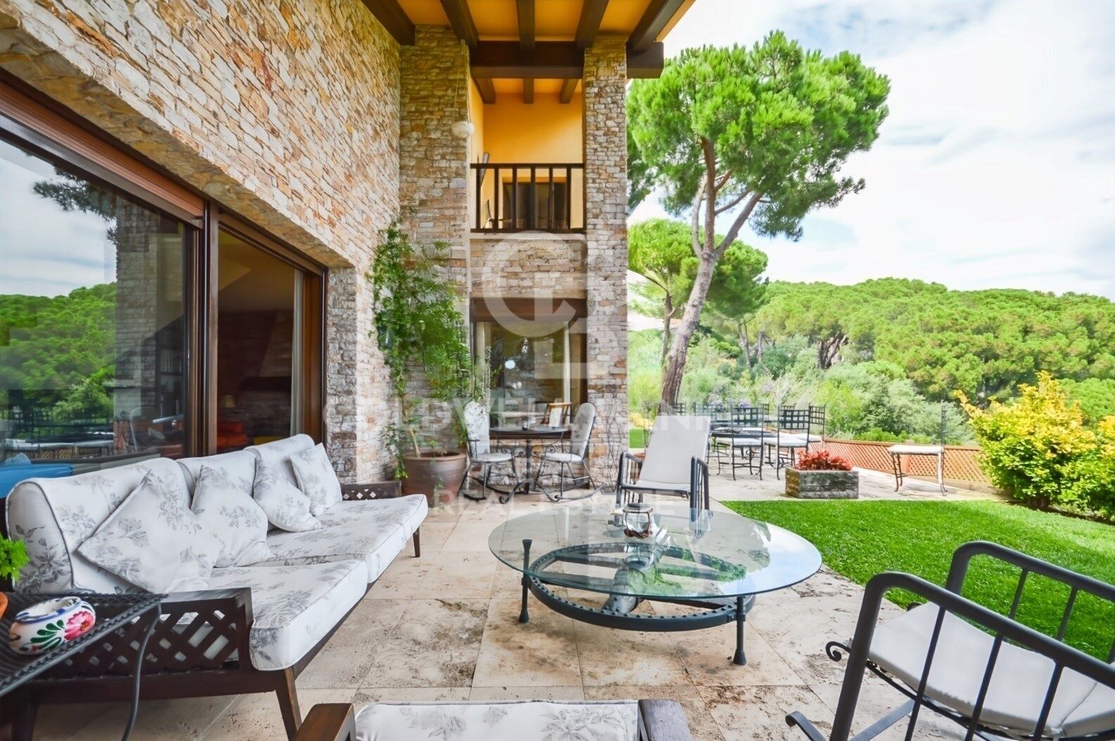 Home with Dual Living Spaces in a Prime Location