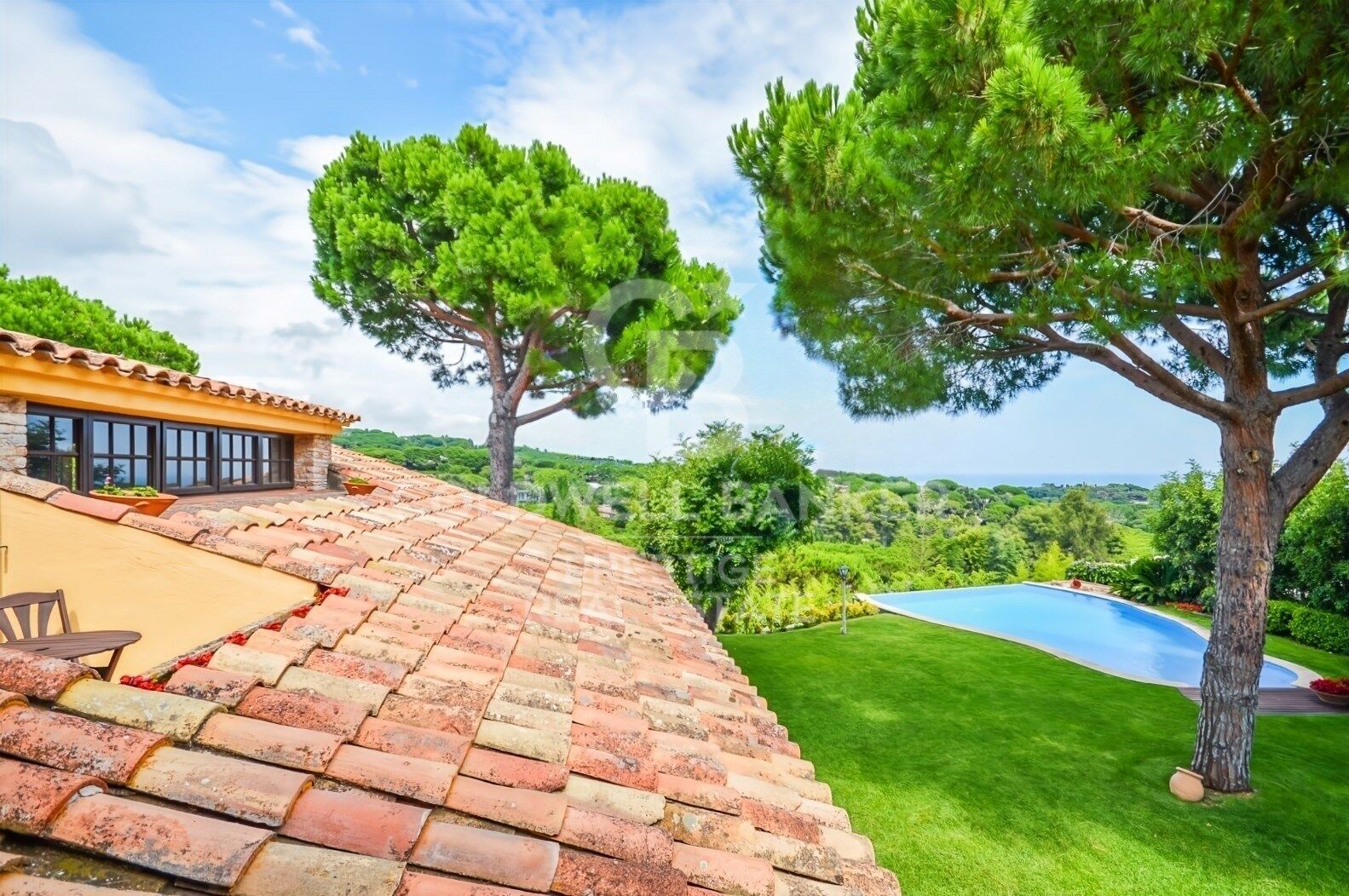 Home with Dual Living Spaces in a Prime Location