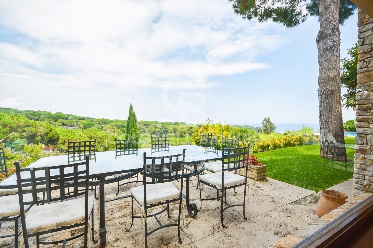 Home with Dual Living Spaces in a Prime Location