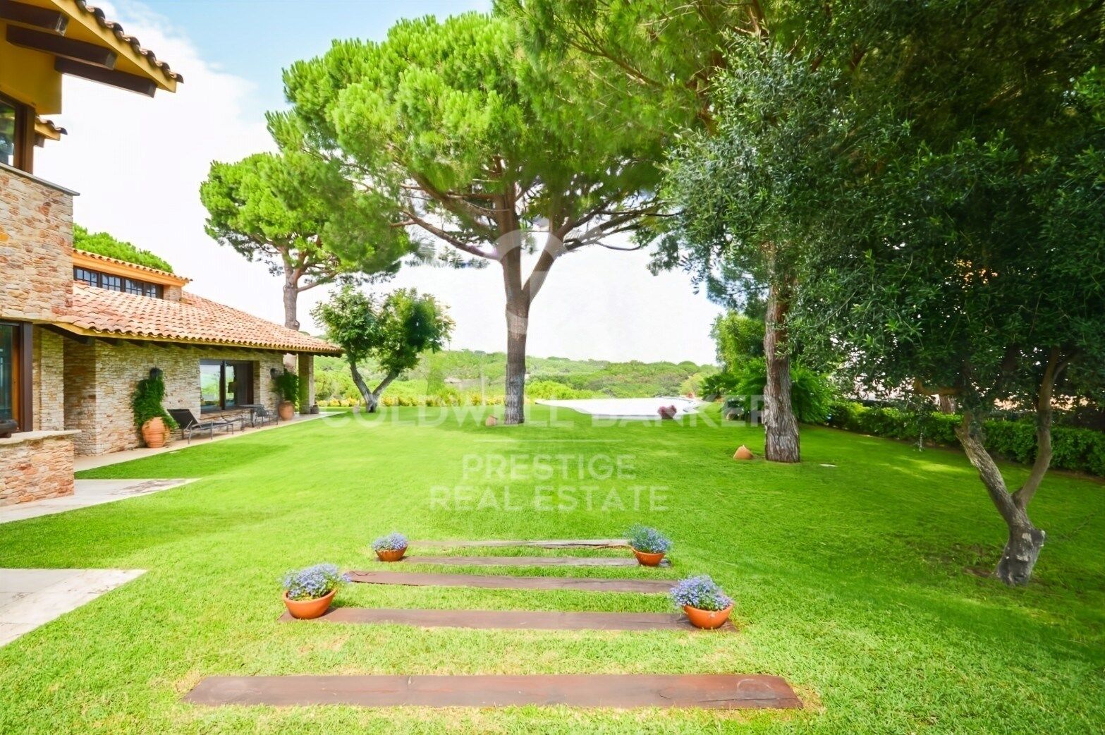 Home with Dual Living Spaces in a Prime Location