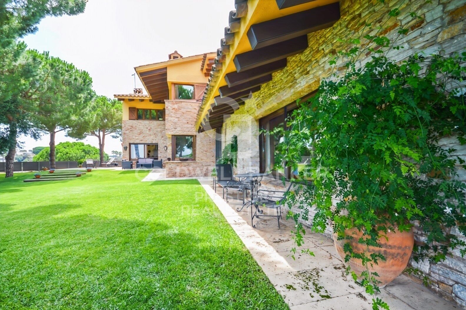 Home with Dual Living Spaces in a Prime Location