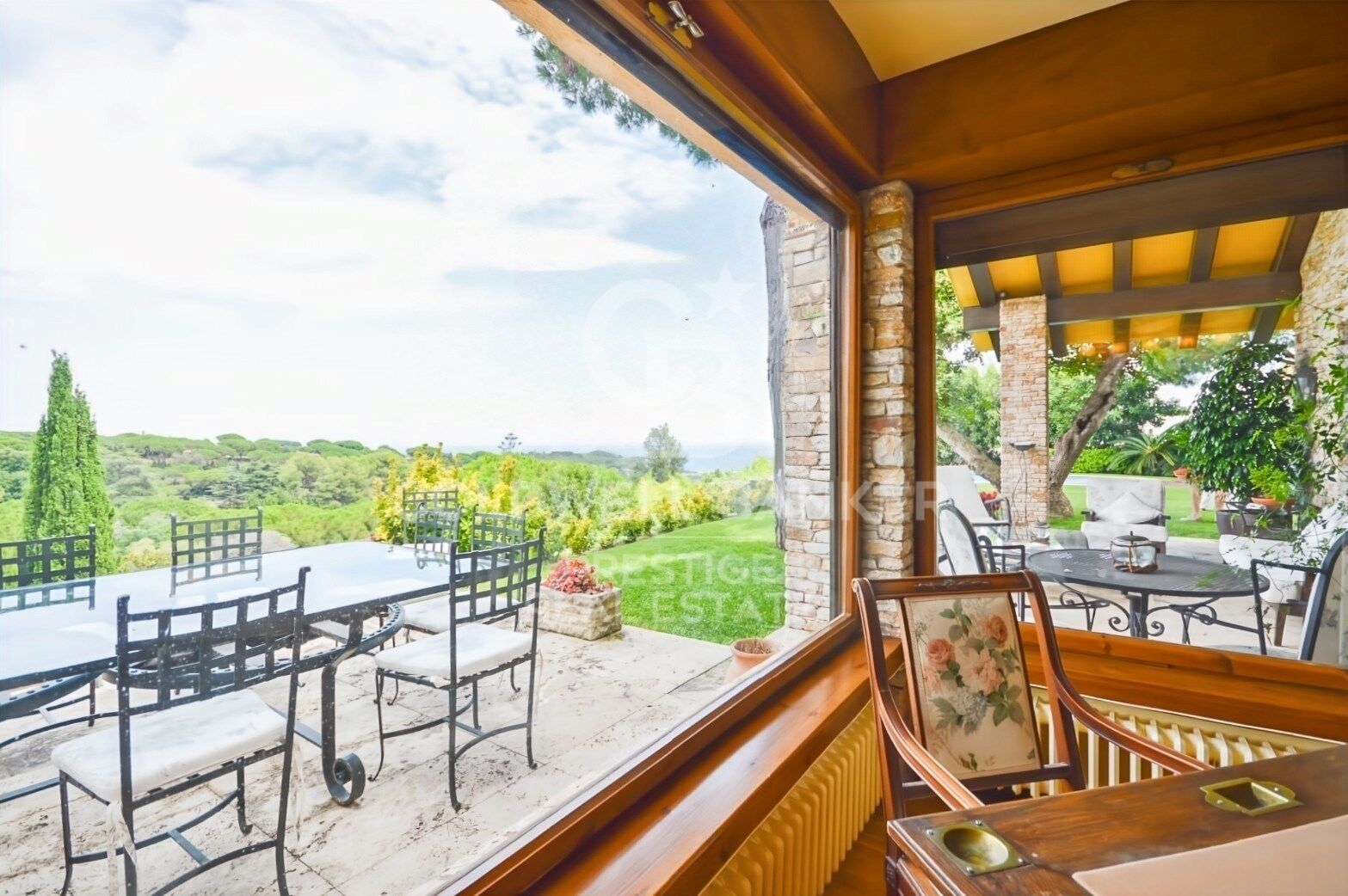 Home with Dual Living Spaces in a Prime Location