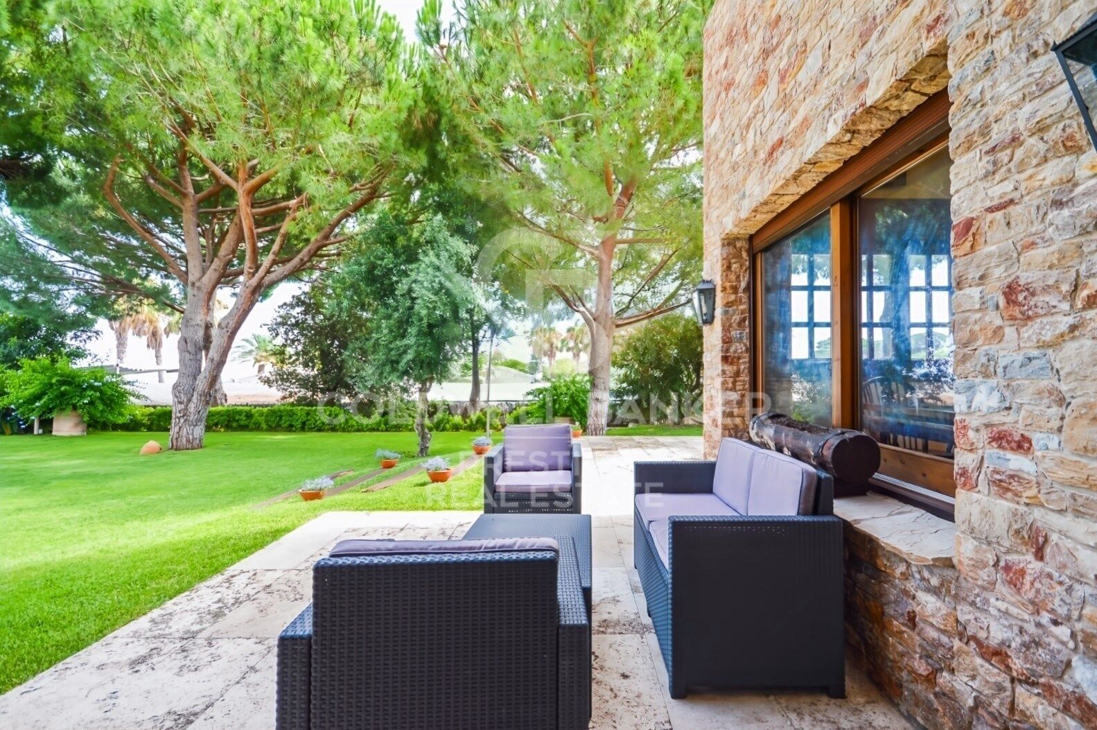 Home with Dual Living Spaces in a Prime Location