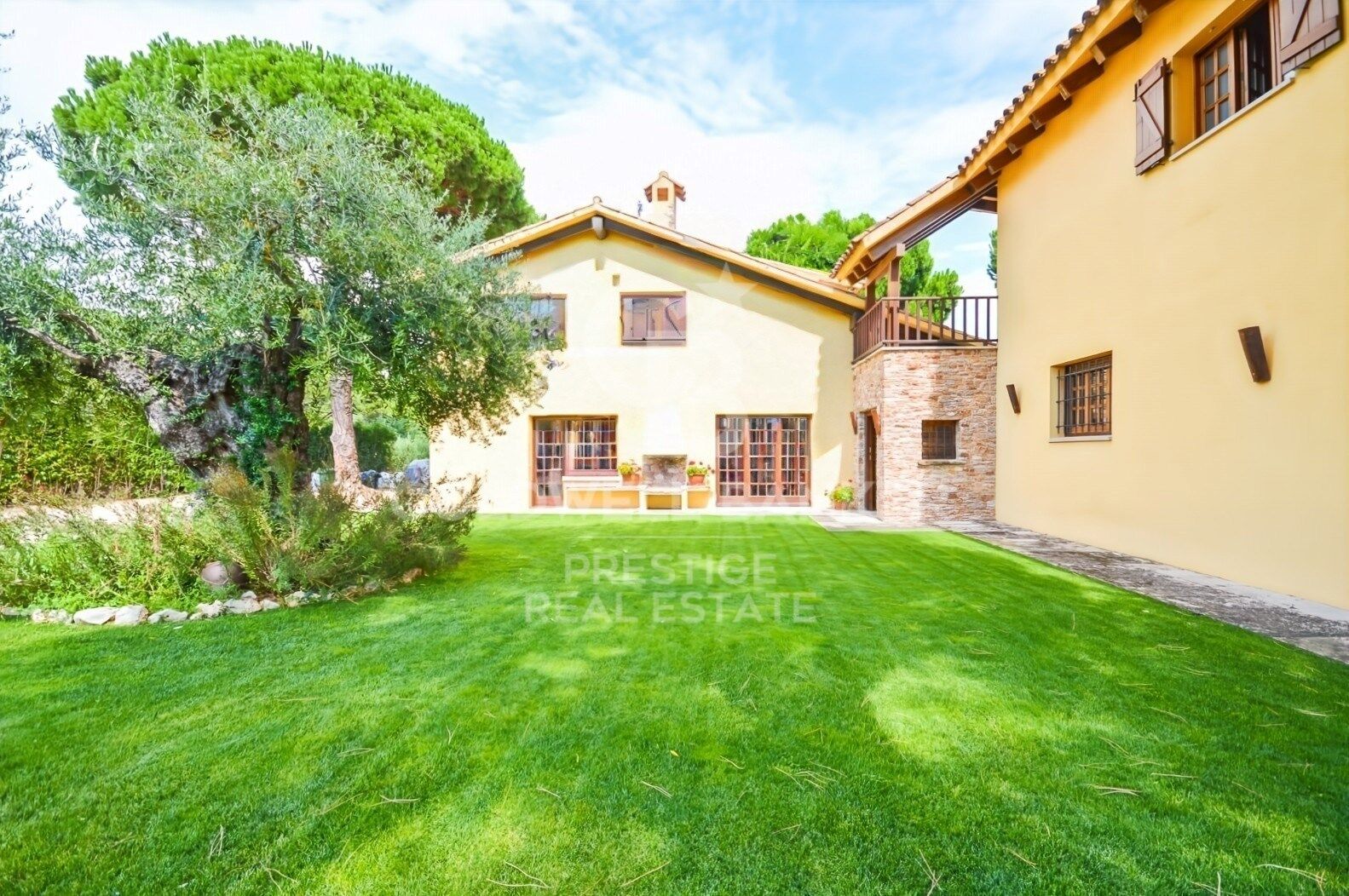 Home with Dual Living Spaces in a Prime Location