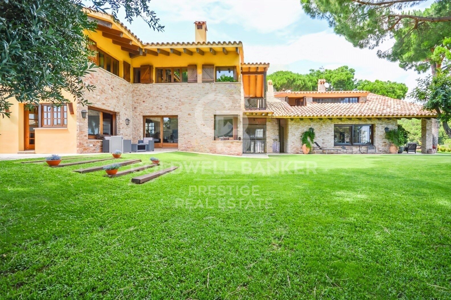 Home with Dual Living Spaces in a Prime Location