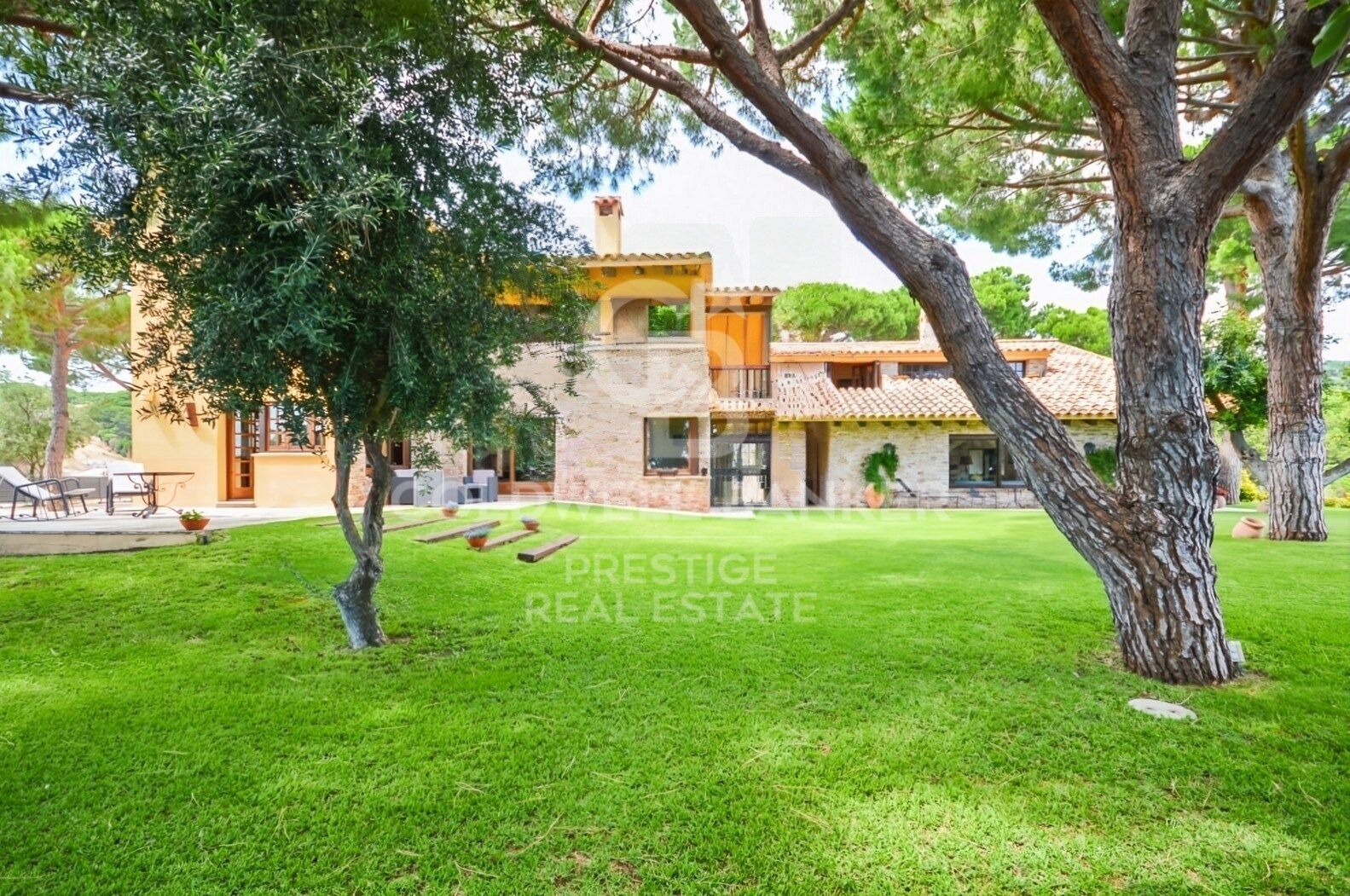 Home with Dual Living Spaces in a Prime Location