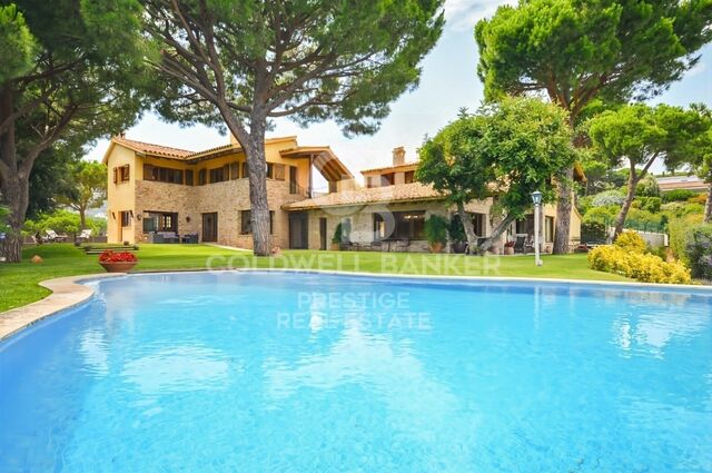 Home with Dual Living Spaces in a Prime Location