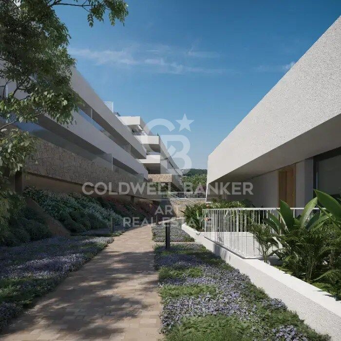 Residencial de lujo con amplias terrazas y vistas al mar en Estepona