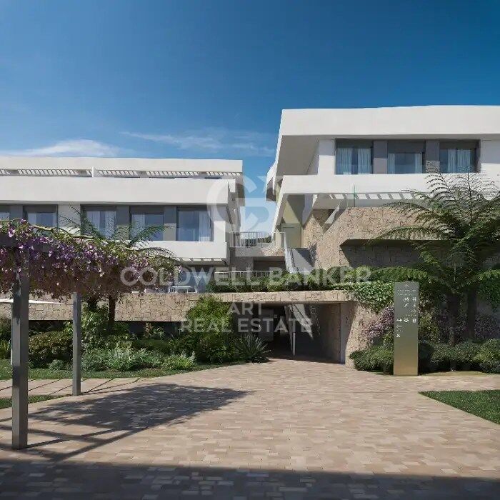 Residencial de lujo con amplias terrazas y vistas al mar en Estepona