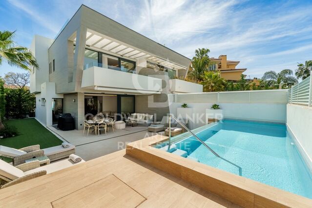 Exclusive contemporary villa in Banus Bay, just minutes from Puerto Banús