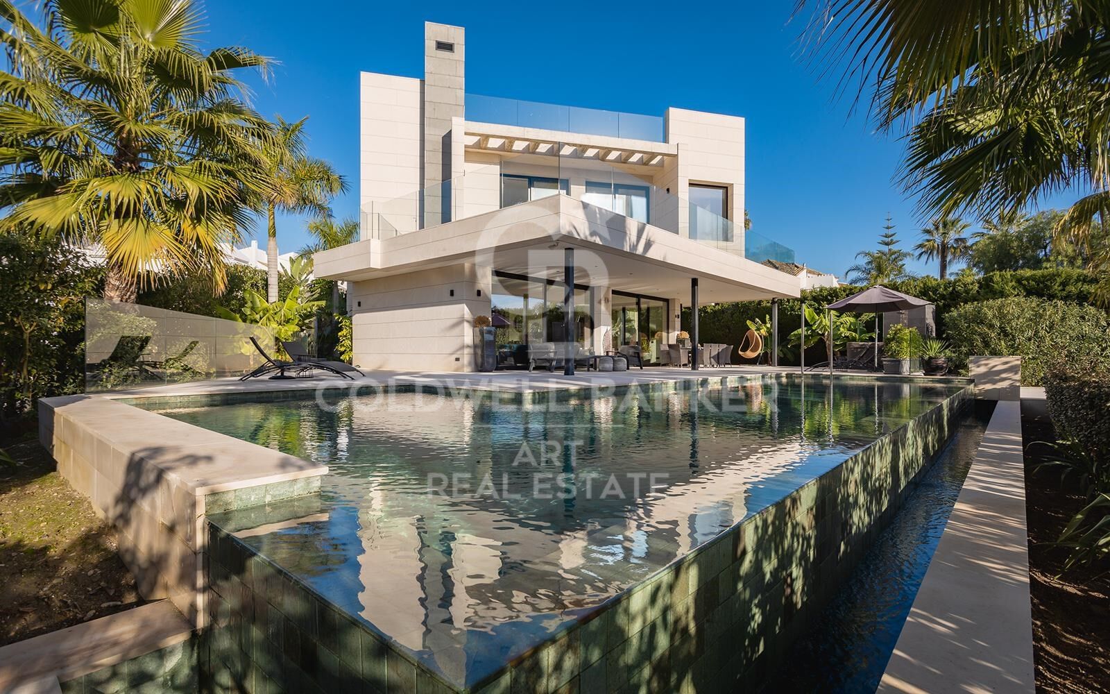 Fantástica villa en una ubicación prestigiosa en el Valle del Golf de Nueva Andalucía, Marbella