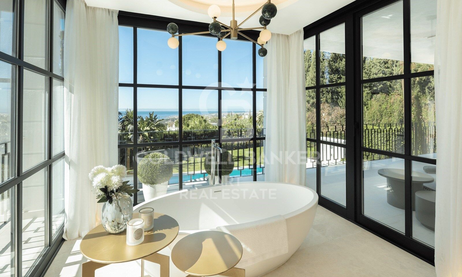 Maravillosa villa con piscina interior y vistas impresionantes sobre el Mediterráneo en Sierra Blanca