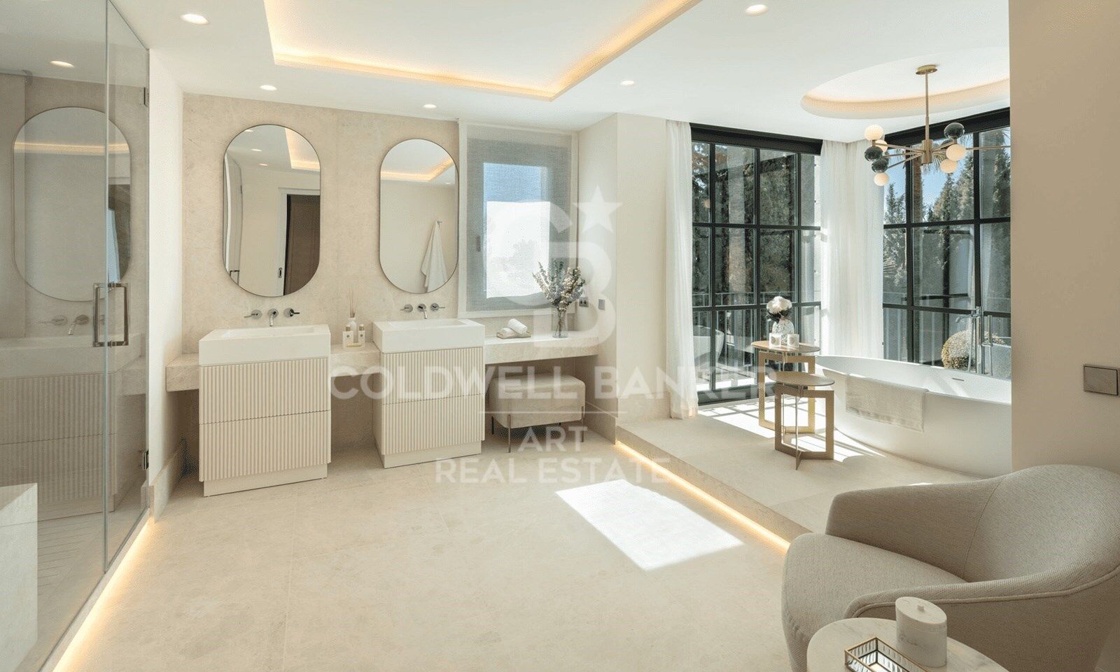 Maravillosa villa con piscina interior y vistas impresionantes sobre el Mediterráneo en Sierra Blanca