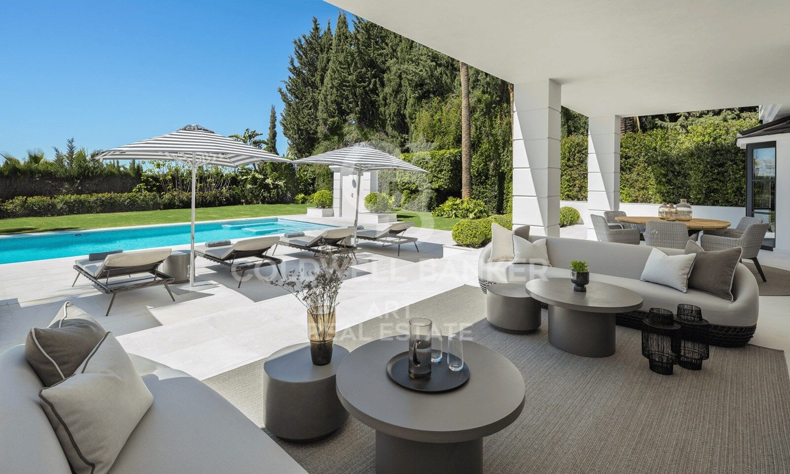 Magnifique Villa avec Piscine Intérieure et Vue Imprenable sur la Méditerranée à Sierra Blanca