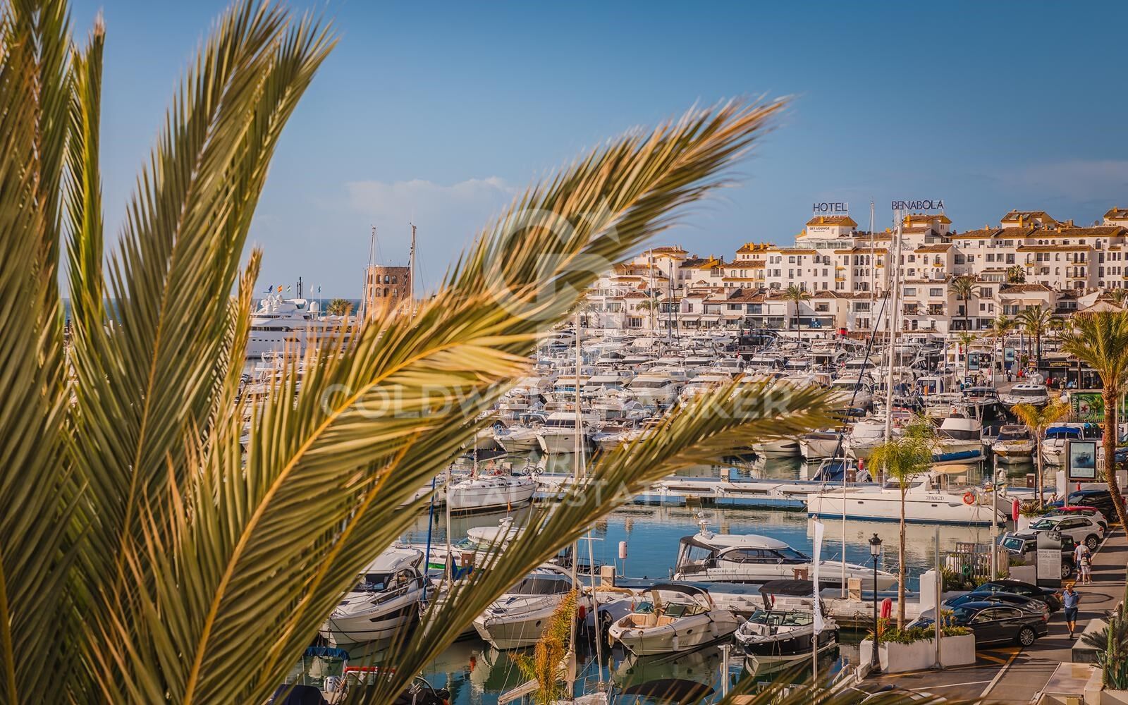 Duplex-Penthouse in erster Meereslinie mit Panoramablick auf den Yachthafen von Puerto Banús