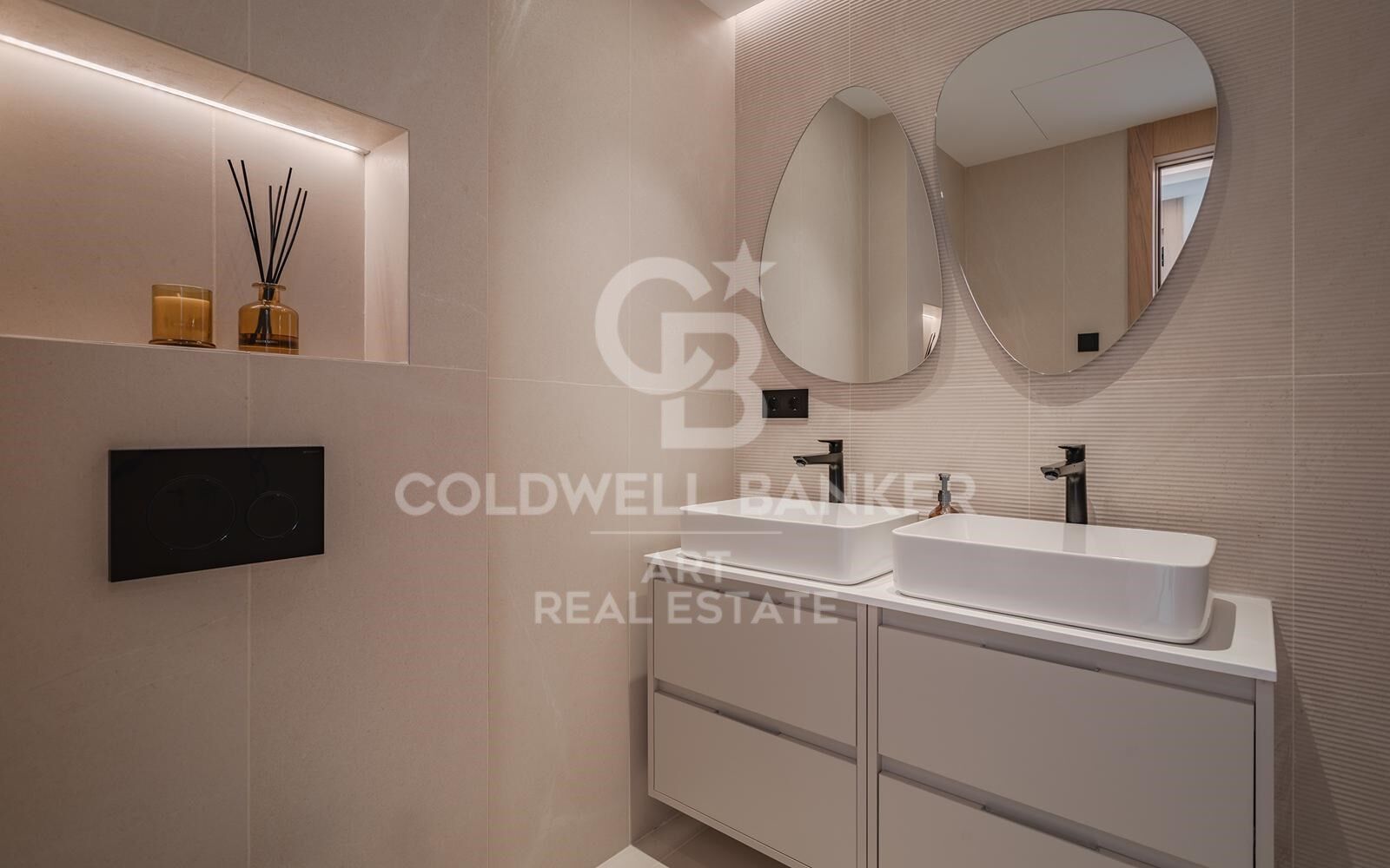 Duplex-Penthouse in erster Meereslinie mit Panoramablick auf den Yachthafen von Puerto Banús