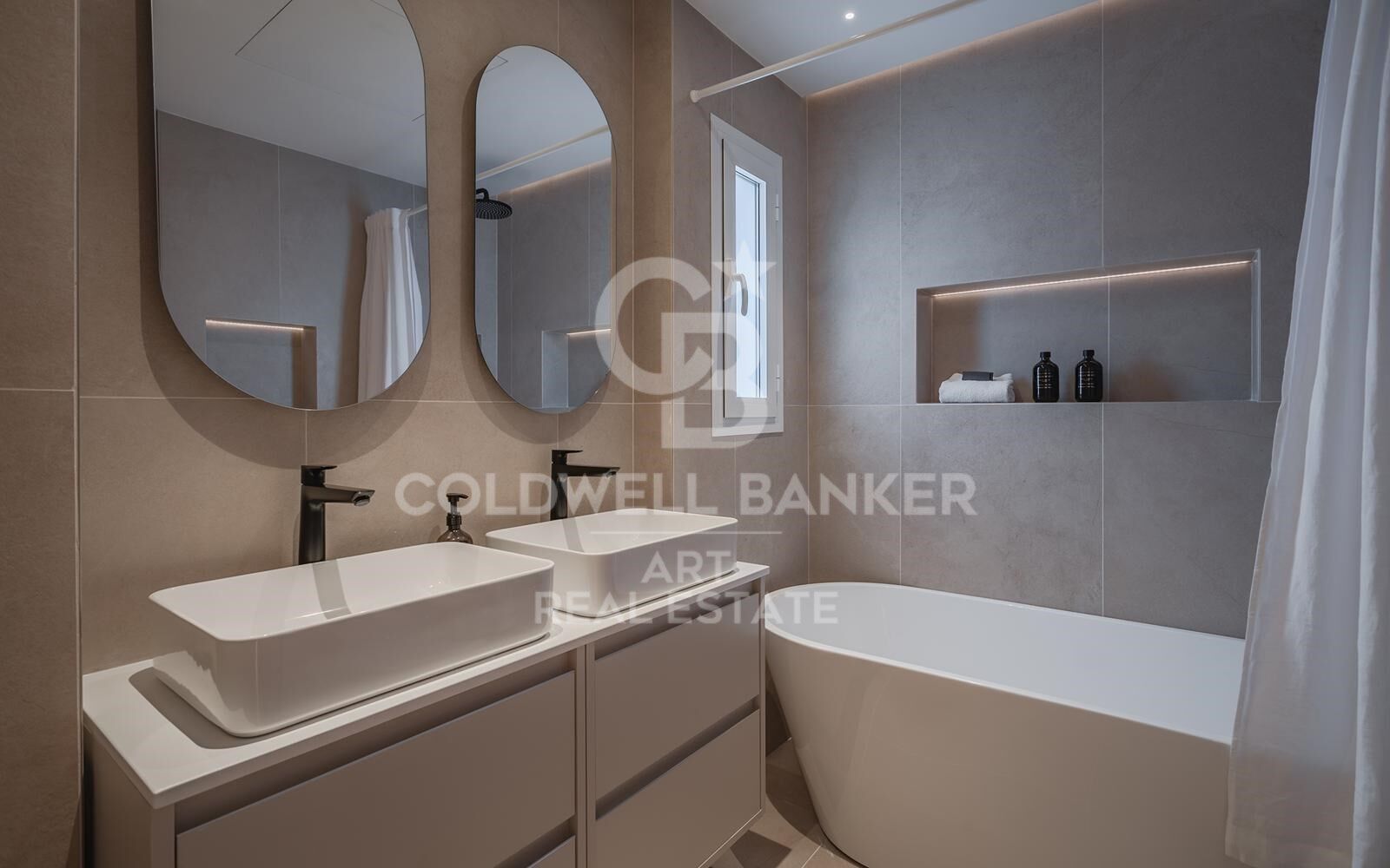 Frontline duplex penthouse with panoramic views of Puerto Banús Marina