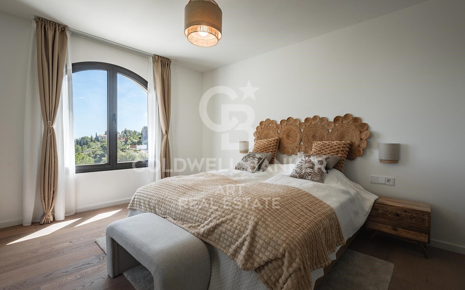 Refined luxury villa with spectacular sea views in El Madroñal, Benahavís