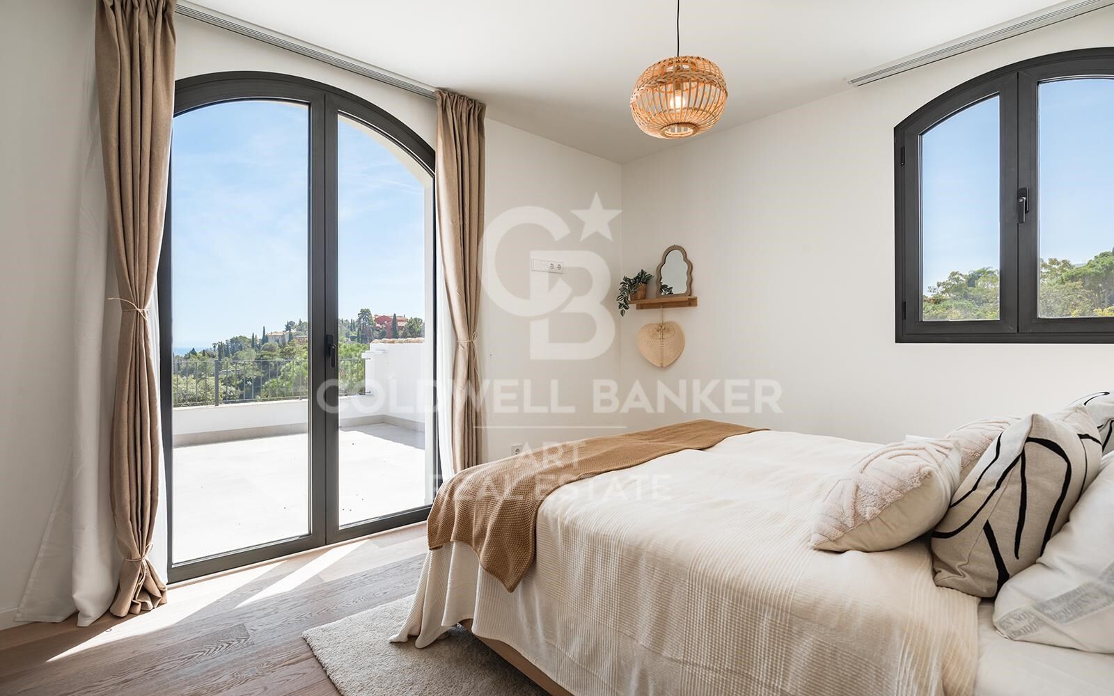 Refined luxury villa with spectacular sea views in El Madroñal, Benahavís