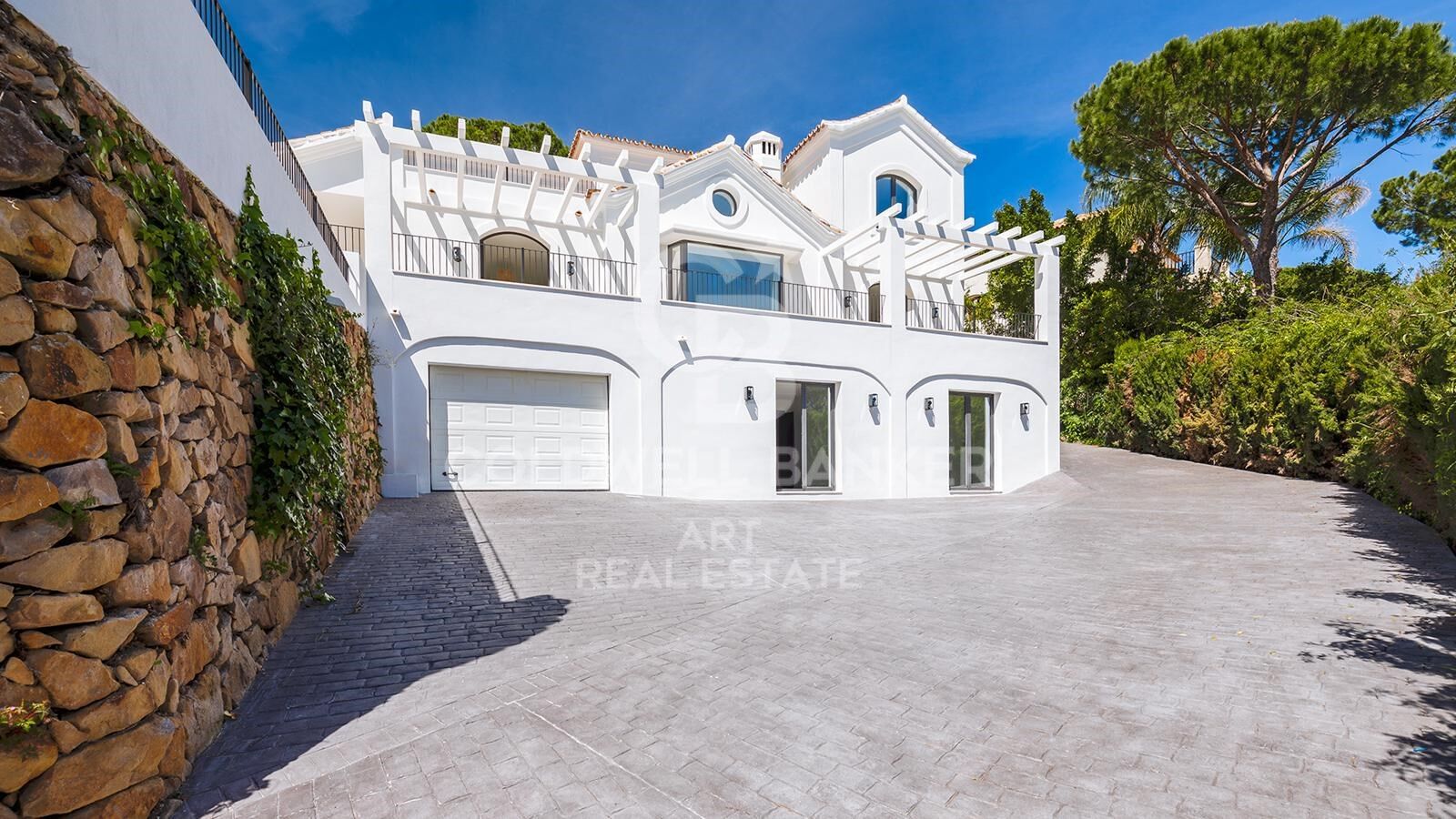 Refined luxury villa with spectacular sea views in El Madroñal, Benahavís