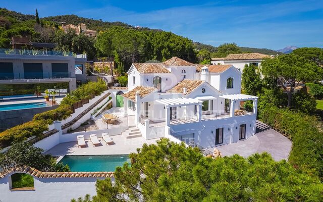 Refined luxury villa with spectacular sea views in El Madroñal, Benahavís