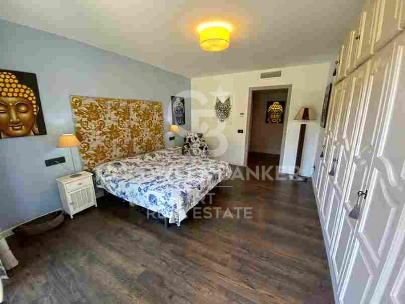 Exclusiva villa de estilo balinés a pocos metros del mar en Guadalmina Baja / Casasola