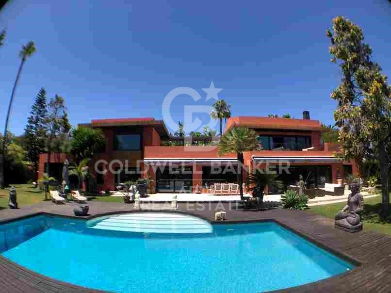 Exklusive Villa im balinesischen Stil nur wenige Meter vom Meer entfernt in Guadalmina Baja / Casasola