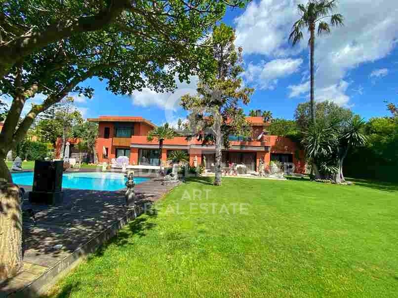 Exklusive Villa im balinesischen Stil nur wenige Meter vom Meer entfernt in Guadalmina Baja / Casasola