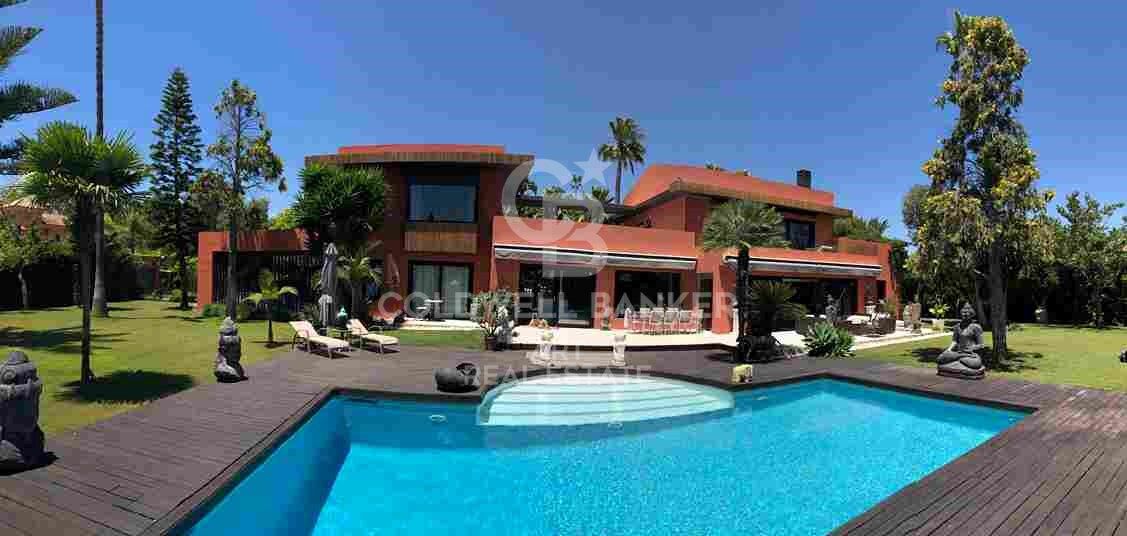 Villa exclusive de style balinais à quelques mètres de la mer à Guadalmina Baja / Casasola