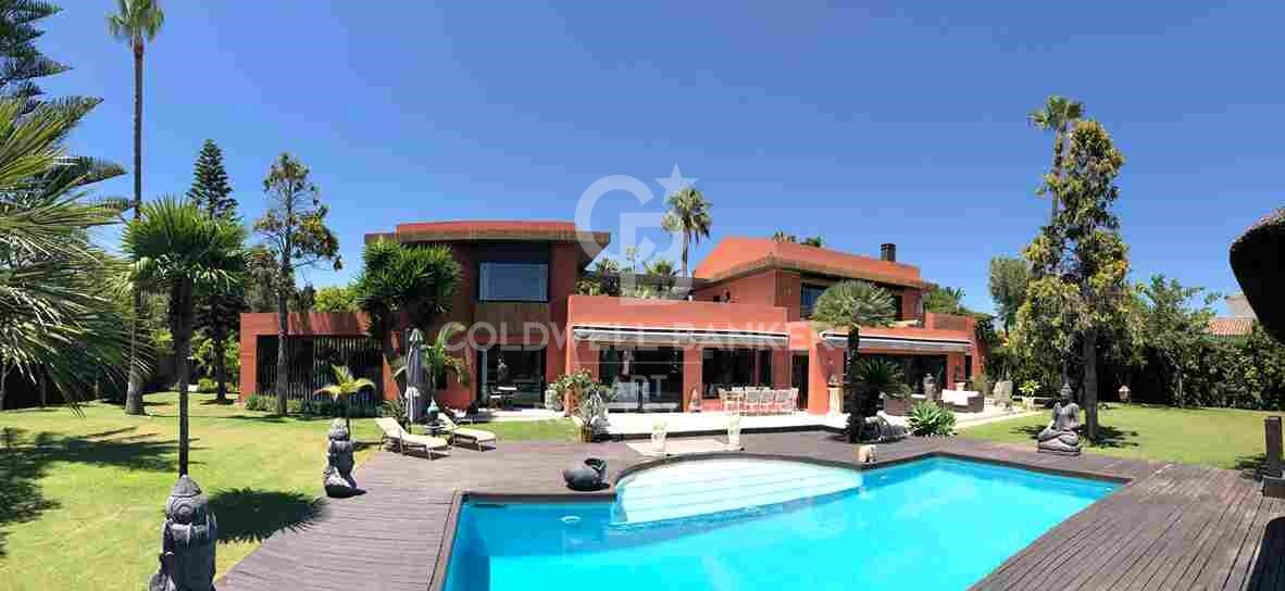 Exklusive Villa im balinesischen Stil nur wenige Meter vom Meer entfernt in Guadalmina Baja / Casasola