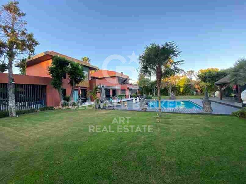 Exklusive Villa im balinesischen Stil nur wenige Meter vom Meer entfernt in Guadalmina Baja / Casasola