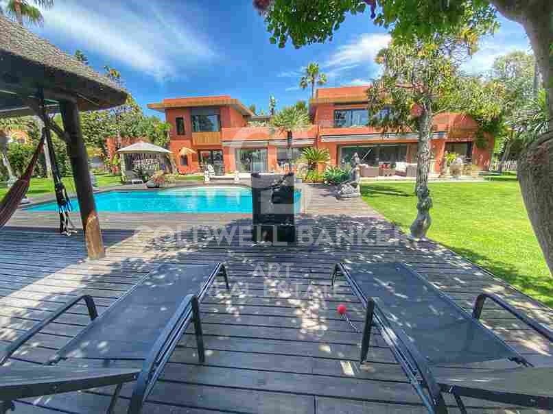 Exklusive Villa im balinesischen Stil nur wenige Meter vom Meer entfernt in Guadalmina Baja / Casasola