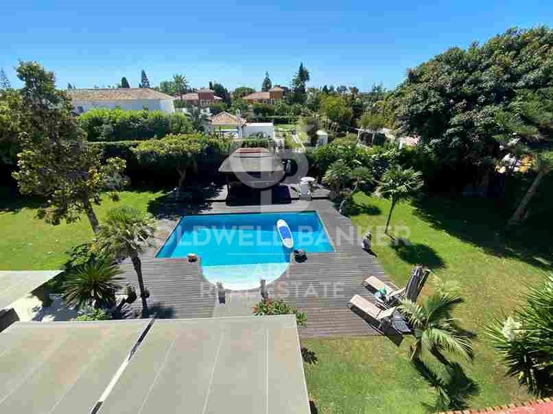 Exklusive Villa im balinesischen Stil nur wenige Meter vom Meer entfernt in Guadalmina Baja / Casasola