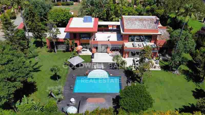 Exklusive Villa im balinesischen Stil nur wenige Meter vom Meer entfernt in Guadalmina Baja / Casasola