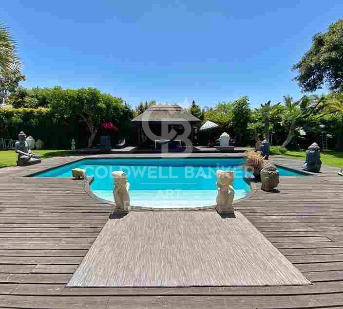 Villa exclusive de style balinais à quelques mètres de la mer à Guadalmina Baja / Casasola