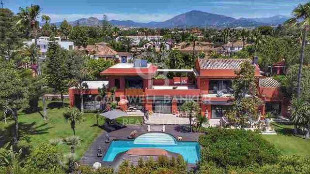 Villa exclusive de style balinais à quelques mètres de la mer à Guadalmina Baja / Casasola