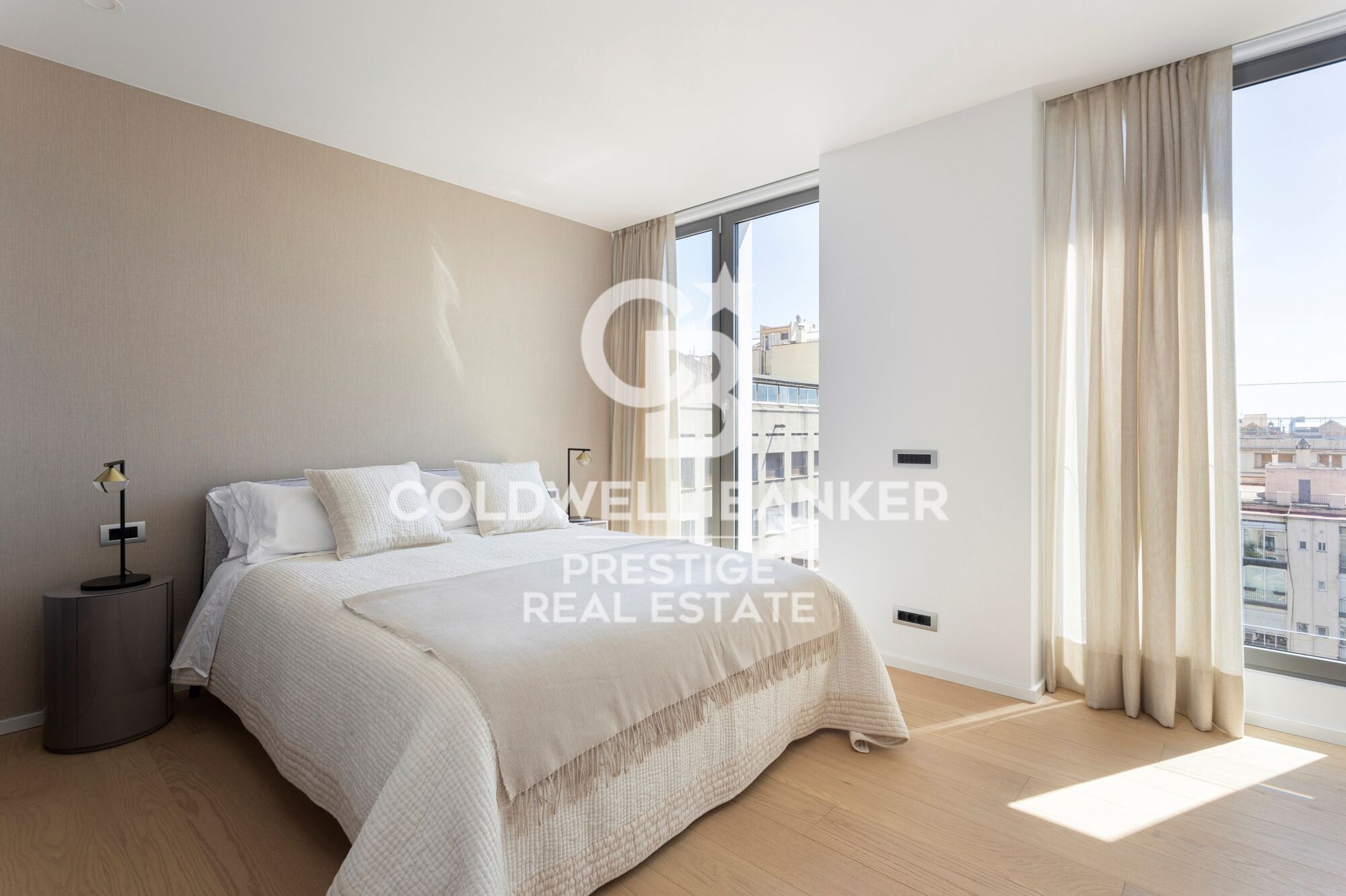 For sale refurbished penthouse with terrace and optional parking in Rambla Cataluña ,Barcelona