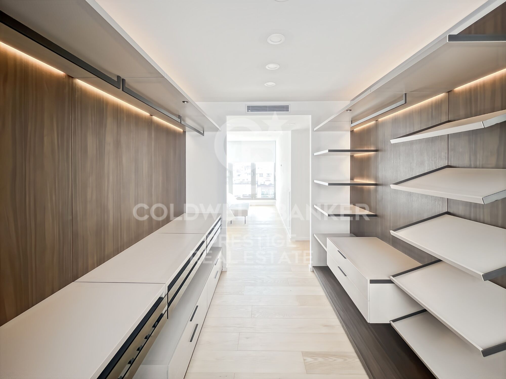 For sale refurbished penthouse with terrace and optional parking in Rambla Cataluña ,Barcelona