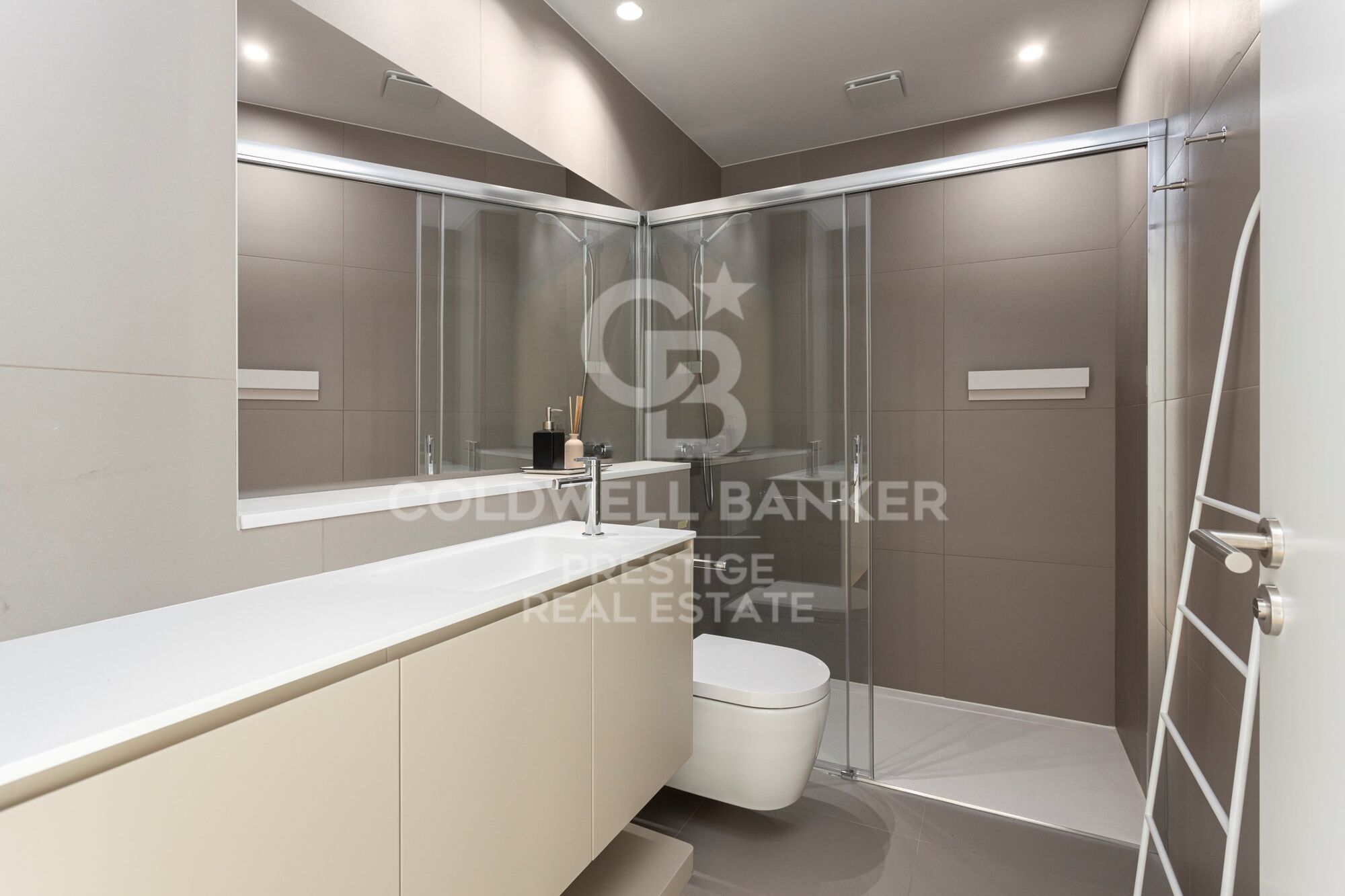 For sale refurbished penthouse with terrace and optional parking in Rambla Cataluña ,Barcelona