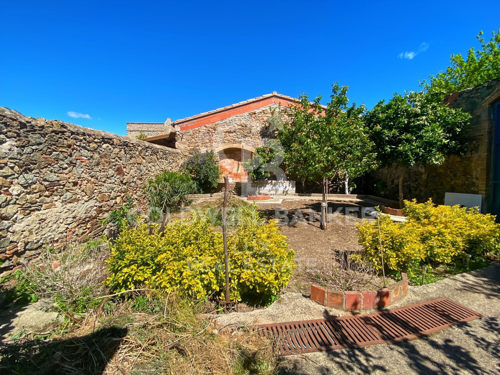 House with large garden and garage in the centre of Vilajuïga, Alt Empordà