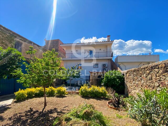 House with large garden and garage in the centre of Vilajuïga, Alt Empordà