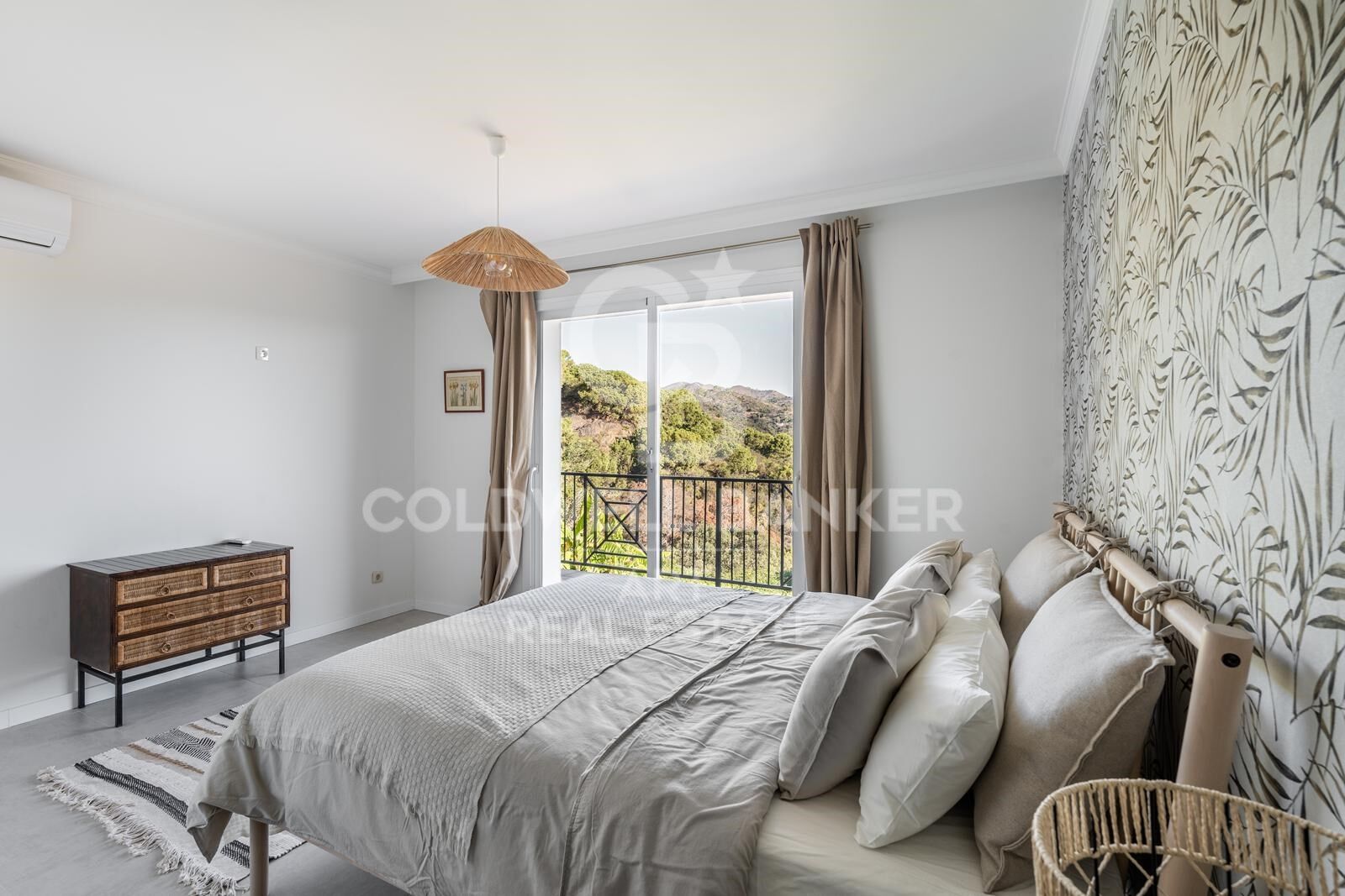 Villa tranquila con vistas al mar en Estepona