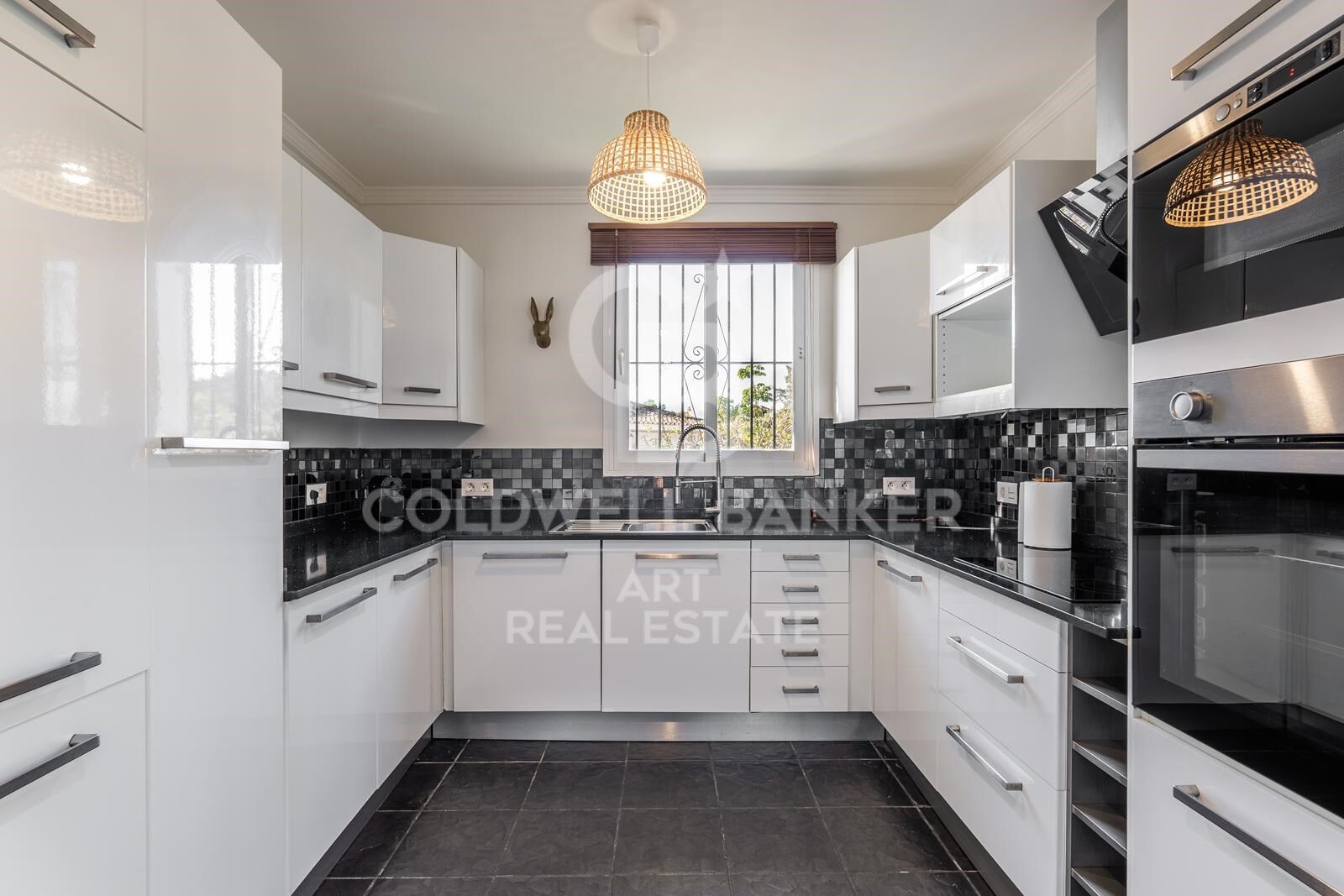 Villa tranquila con vistas al mar en Estepona