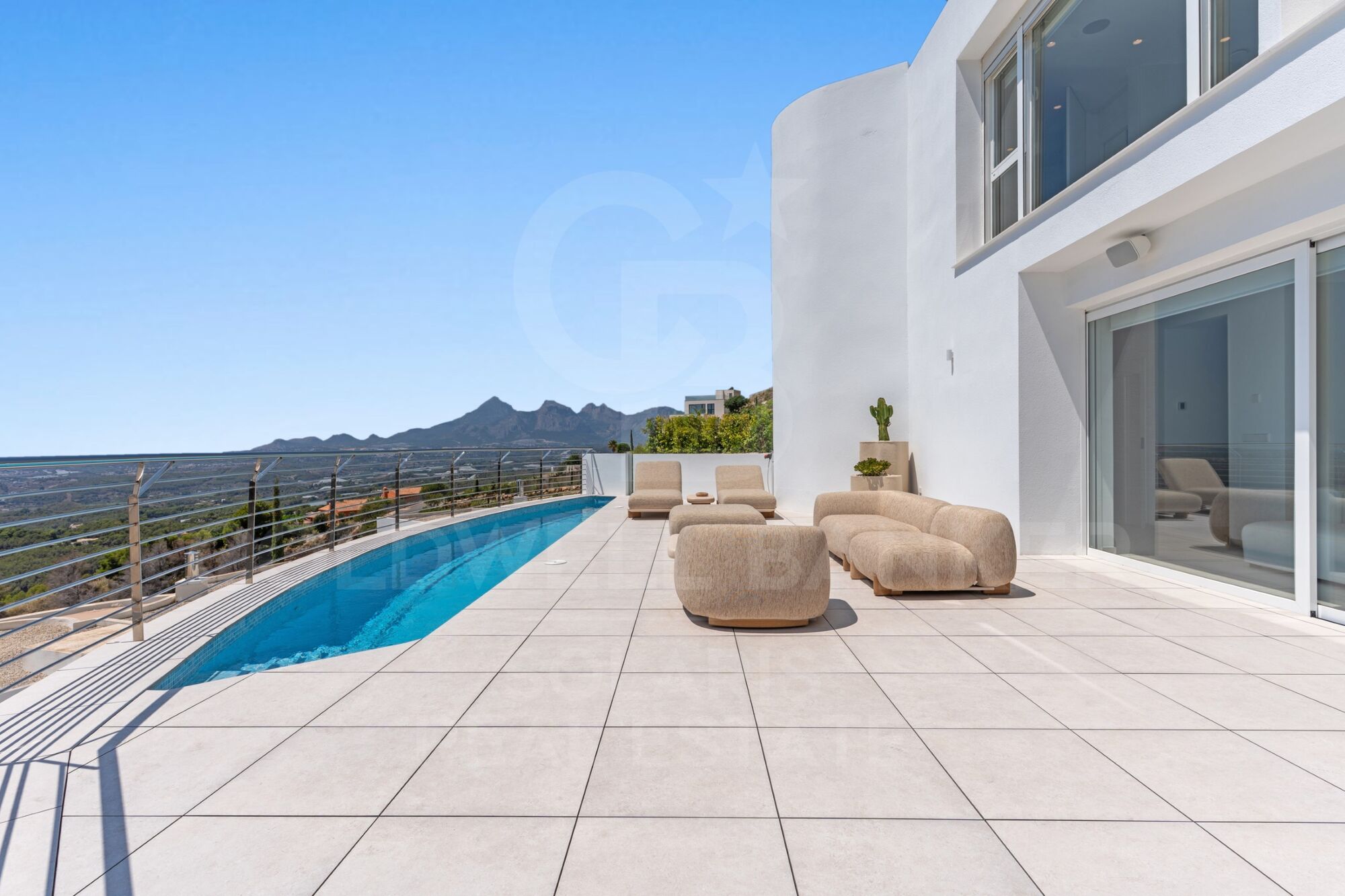 Blanc Altea 19 : une architecture lumineuse à l'âme méditerranéenne