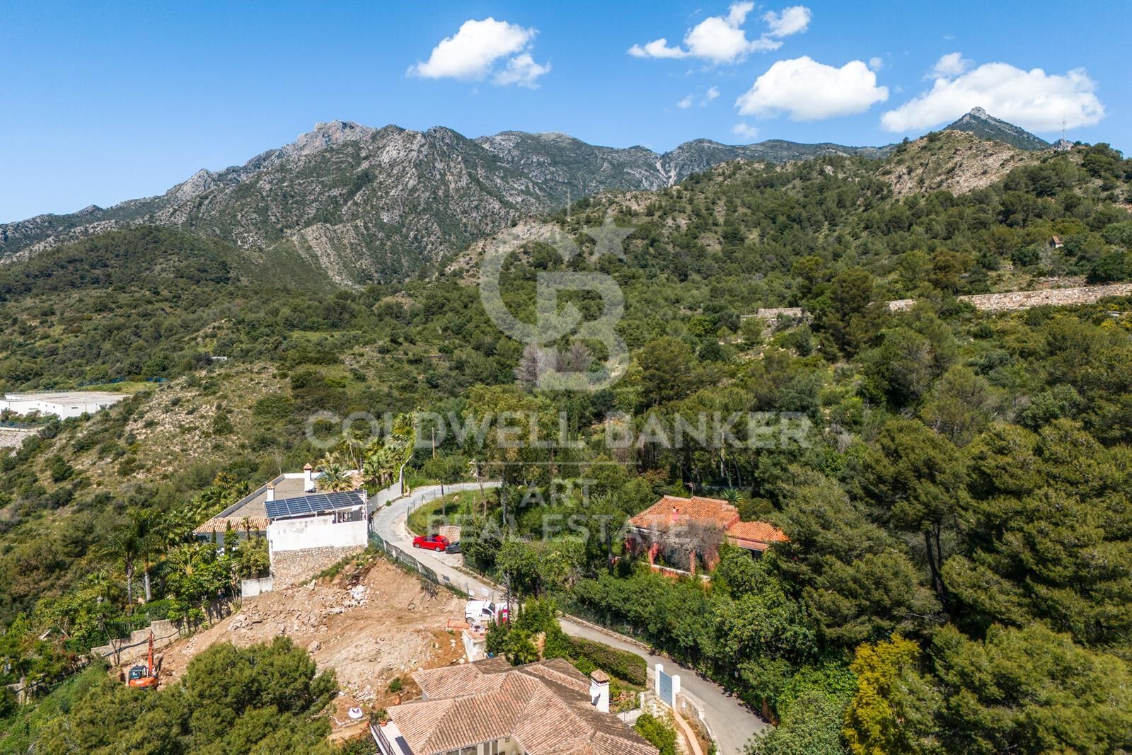 Parcela elevada con proyecto de villa contemporánea con licencia en Marbella