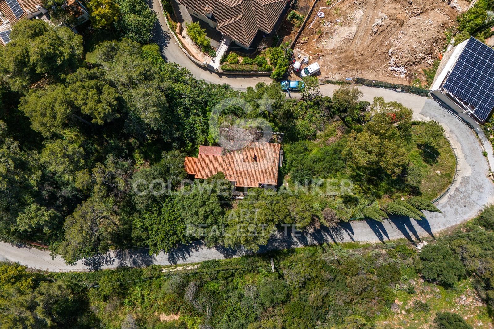 Parcela elevada con proyecto de villa contemporánea con licencia en Marbella