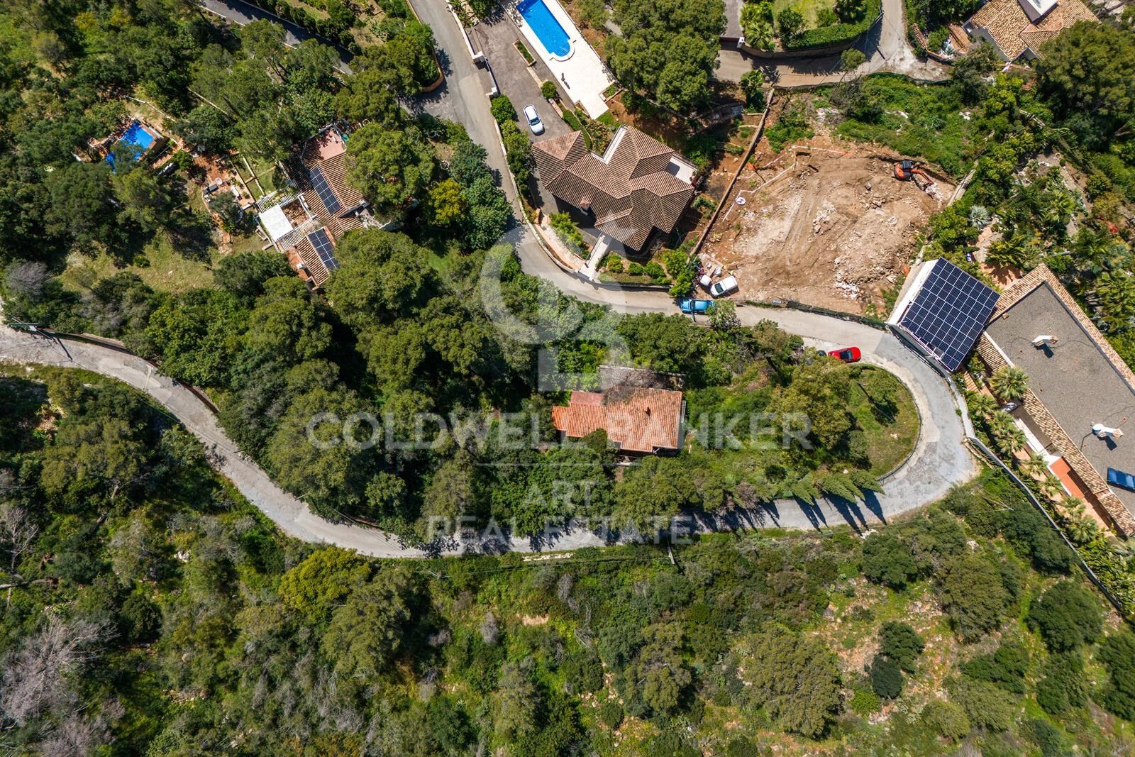 Parcela elevada con proyecto de villa contemporánea con licencia en Marbella